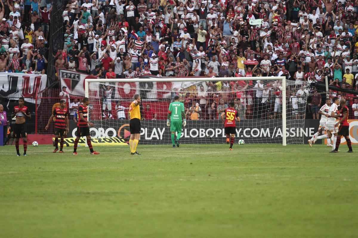 O duelo entre Sport x So Paulo marcou o reencontro dos meio-campistas Diego Souza e Everton Felipe com a torcida do Sport na Ilha do Retiro 