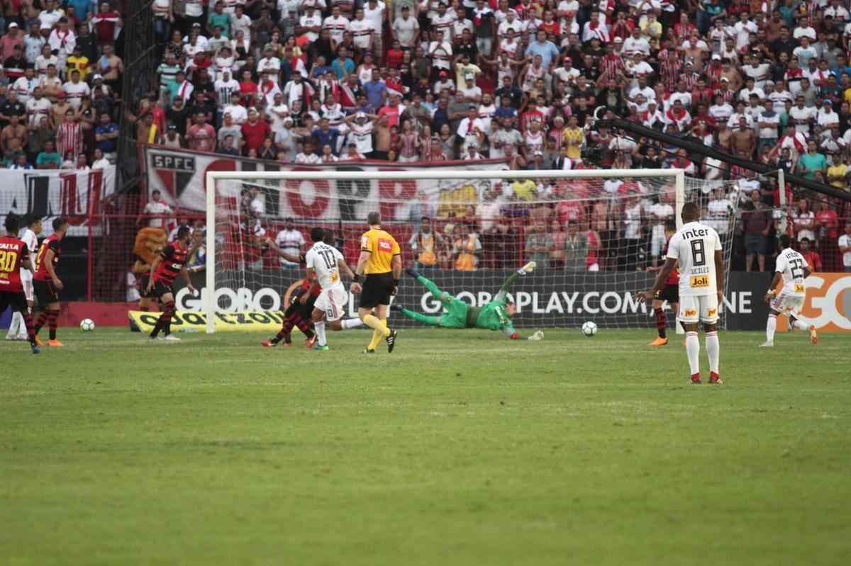 O duelo entre Sport x So Paulo marcou o reencontro dos meio-campistas Diego Souza e Everton Felipe com a torcida do Sport na Ilha do Retiro 