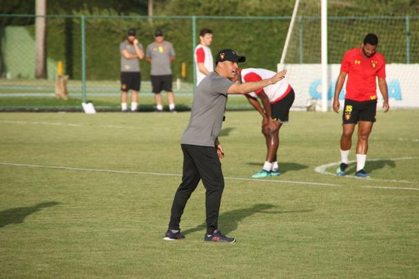 Técnico Eduardo Baptista realizou testes e esteve à frente de um trabalho bem movimentado neste primeiro dia de treino no CT rubro-negro