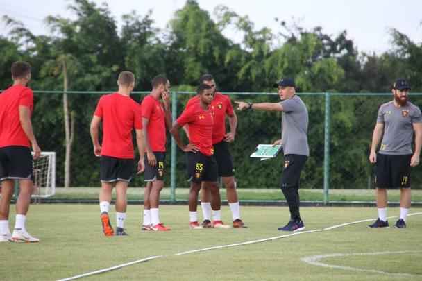Técnico Eduardo Baptista realizou testes e esteve à frente de um trabalho bem movimentado neste primeiro dia de treino no CT rubro-negro