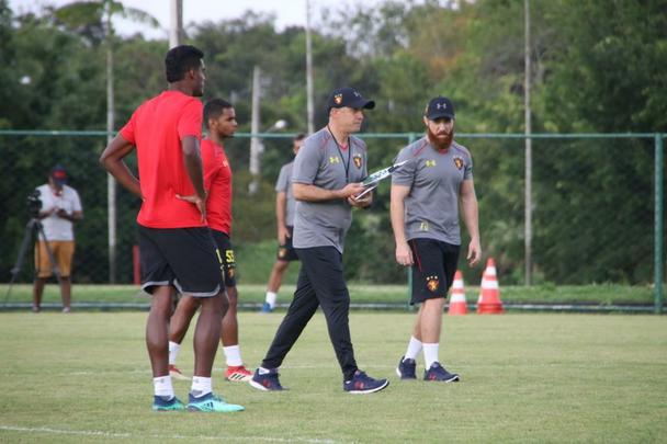 Técnico Eduardo Baptista realizou testes e esteve à frente de um trabalho bem movimentado neste primeiro dia de treino no CT rubro-negro