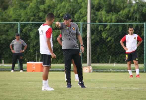 Técnico Eduardo Baptista realizou testes e esteve à frente de um trabalho bem movimentado neste primeiro dia de treino no CT rubro-negro