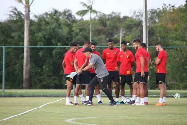 Técnico Eduardo Baptista realizou testes e esteve à frente de um trabalho bem movimentado neste primeiro dia de treino no CT rubro-negro