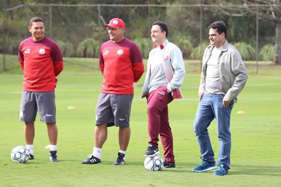 Bruno; Bryan, Camutanga, Sueliton e Assis; Josa, Jimnez e Luiz Henrique; Dudu, Robinho e Ortigoza foi a equipe montada pelo tcnico Mrcio Goiano. 