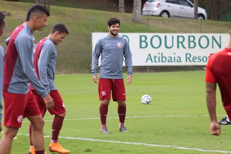 Bruno; Bryan, Camutanga, Sueliton e Assis; Josa, Jimnez e Luiz Henrique; Dudu, Robinho e Ortigoza foi a equipe montada pelo tcnico Mrcio Goiano. 
