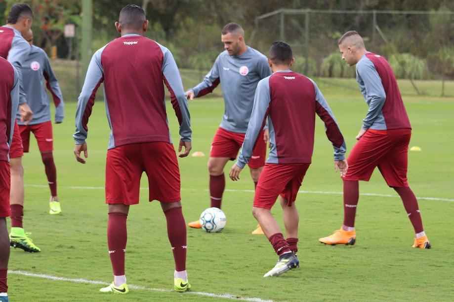 Bruno; Bryan, Camutanga, Sueliton e Assis; Josa, Jimnez e Luiz Henrique; Dudu, Robinho e Ortigoza foi a equipe montada pelo tcnico Mrcio Goiano. 