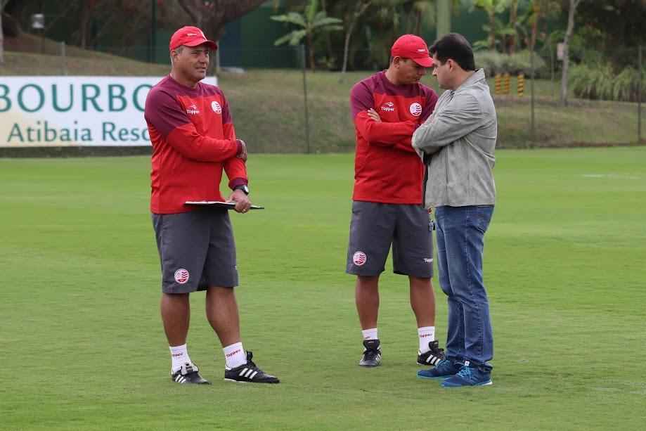 Bruno; Bryan, Camutanga, Sueliton e Assis; Josa, Jimnez e Luiz Henrique; Dudu, Robinho e Ortigoza foi a equipe montada pelo tcnico Mrcio Goiano. 