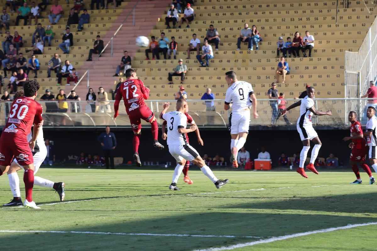 Confira as imagens do primeiro jogo da deciso pela vaga na Srie B de 2019