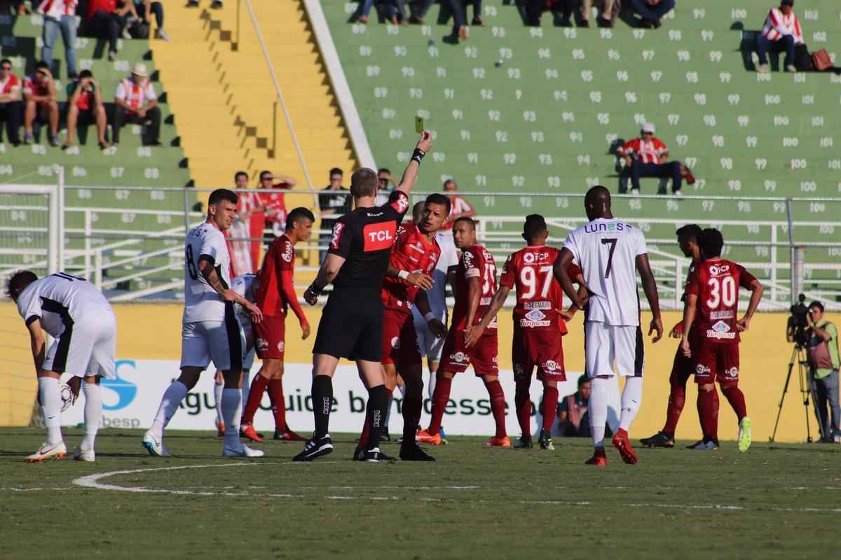 Confira as imagens do primeiro jogo da deciso pela vaga na Srie B de 2019