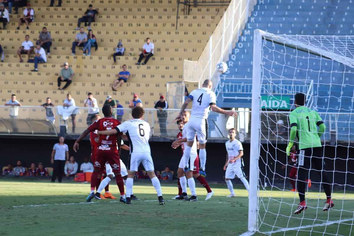 Confira as imagens do primeiro jogo da deciso pela vaga na Srie B de 2019