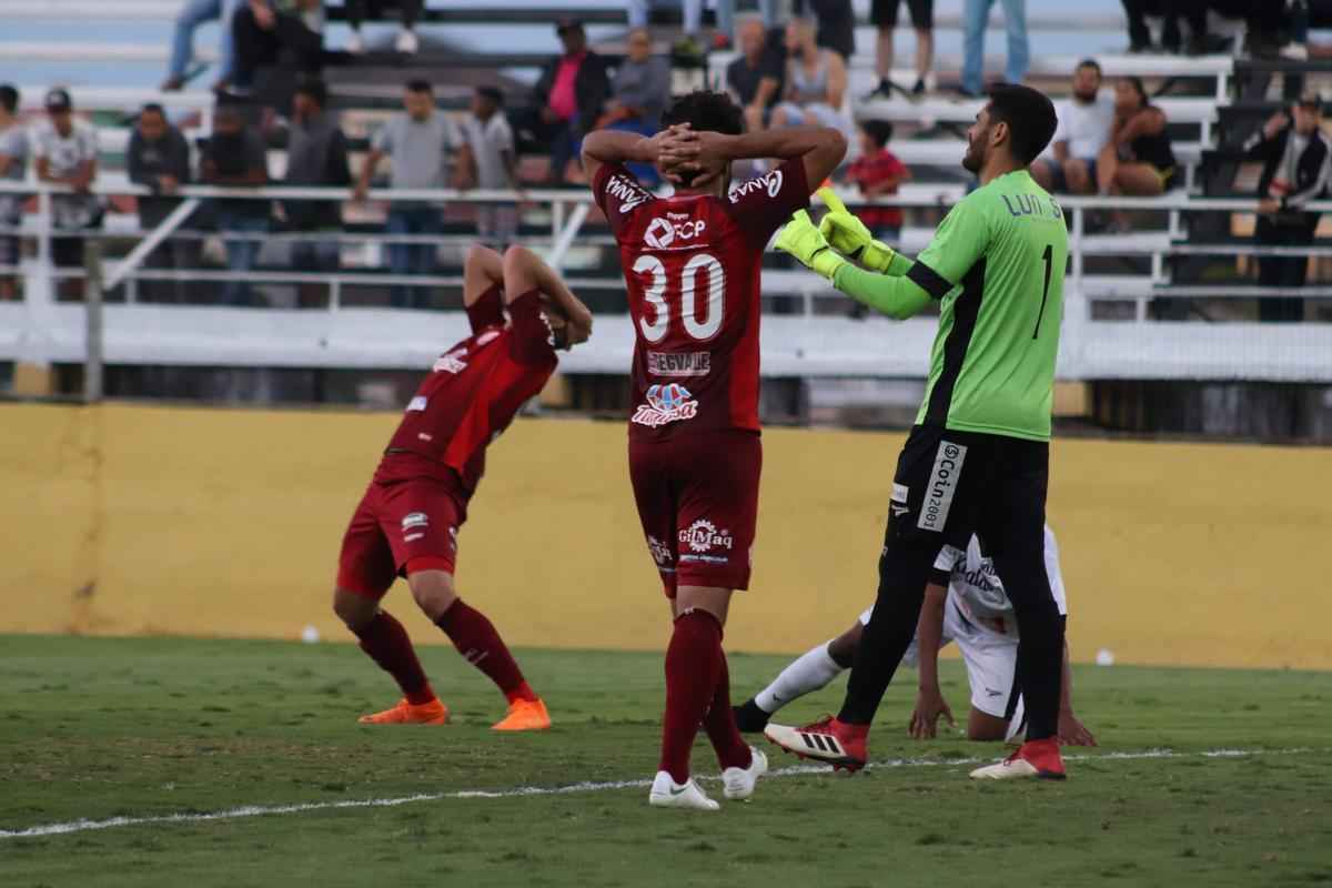 Confira as imagens do primeiro jogo da deciso pela vaga na Srie B de 2019
