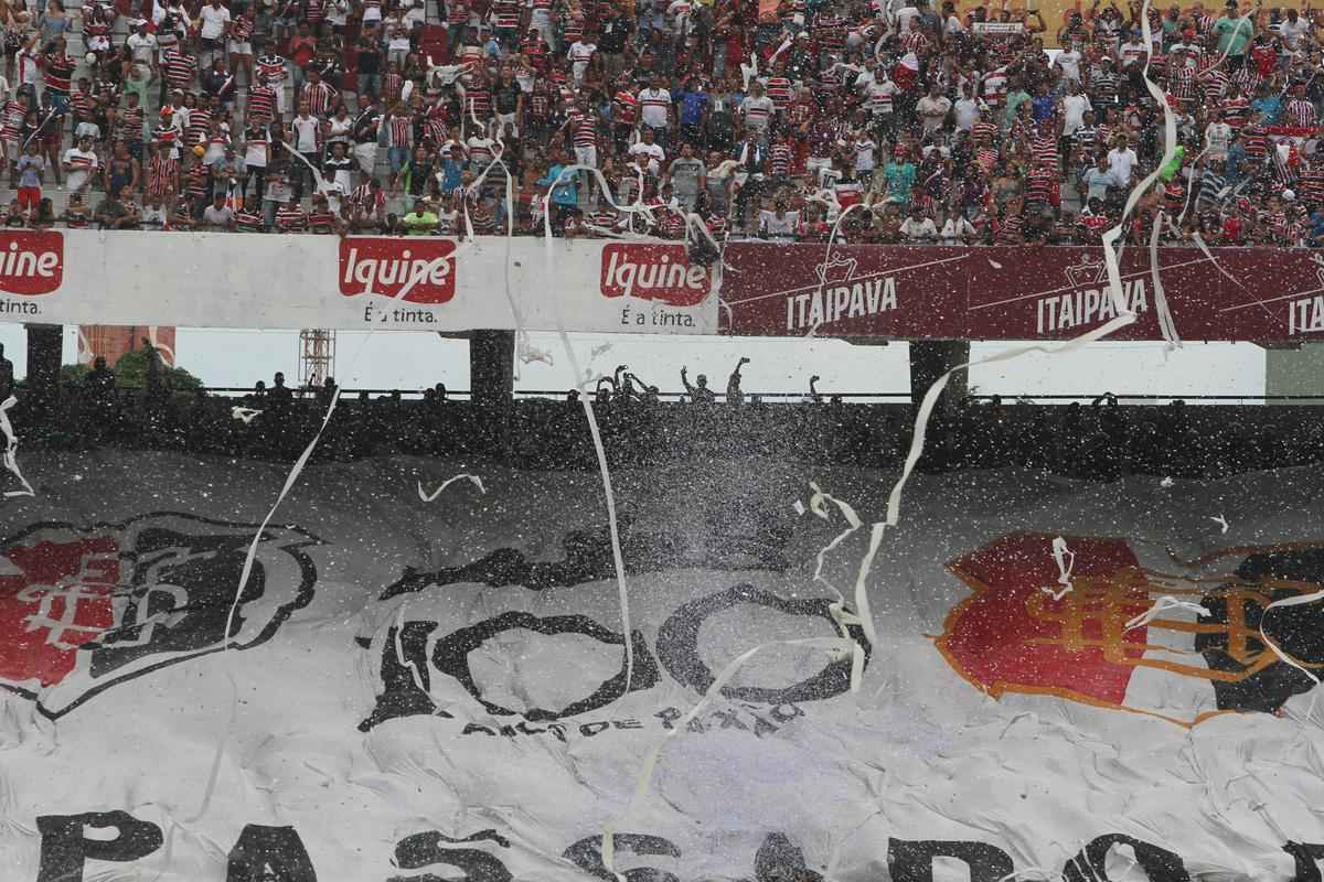 Em um Arruda em ebulio, Santa Cruz recebeu o Operrio-PR para a primeira partida das quartas de final da Srie C