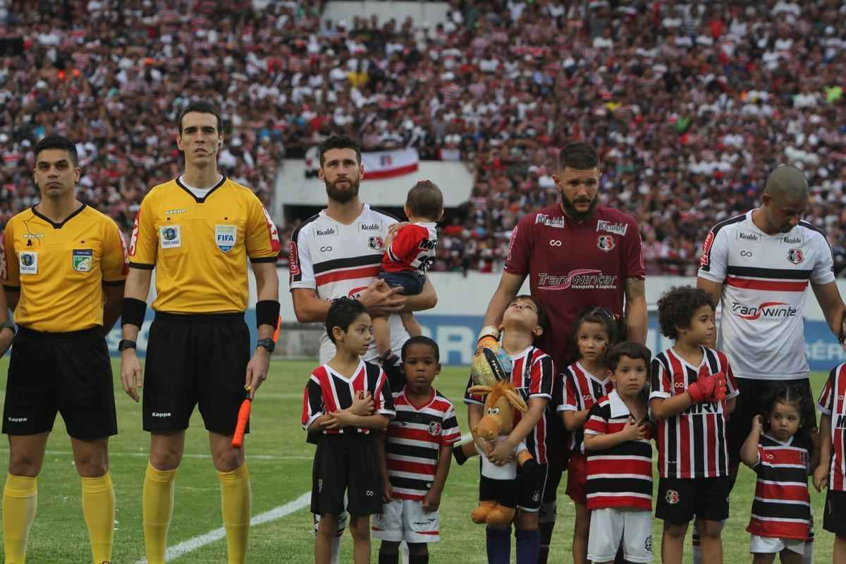 Em um Arruda em ebulio, Santa Cruz recebeu o Operrio-PR para a primeira partida das quartas de final da Srie C