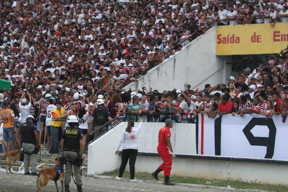 Em um Arruda em ebulio, Santa Cruz recebeu o Operrio-PR para a primeira partida das quartas de final da Srie C