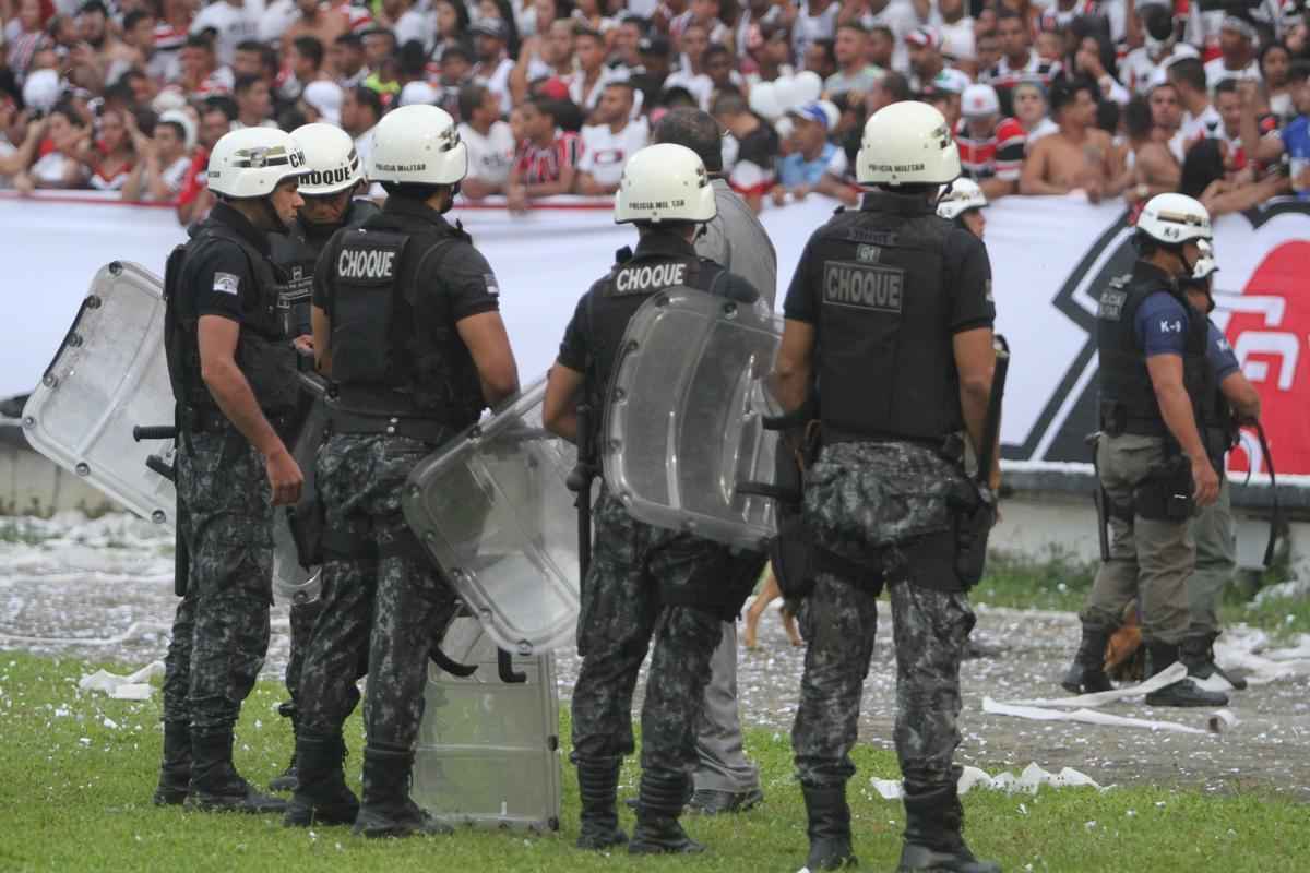Em um Arruda em ebulio, Santa Cruz recebeu o Operrio-PR para a primeira partida das quartas de final da Srie C