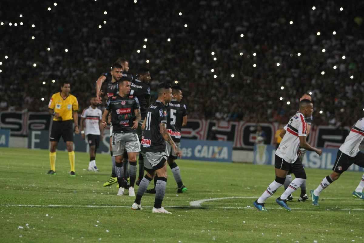 Em um Arruda em ebulio, Santa Cruz recebeu o Operrio-PR para a primeira partida das quartas de final da Srie C 