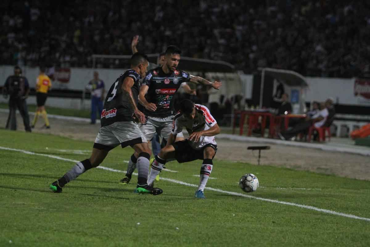 Em um Arruda em ebulio, Santa Cruz recebeu o Operrio-PR para a primeira partida das quartas de final da Srie C