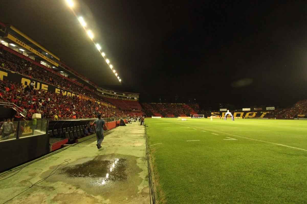 Torcedor do Sport leva sal grosso para tirar 'zica' do time no Campeonato Brasileiro