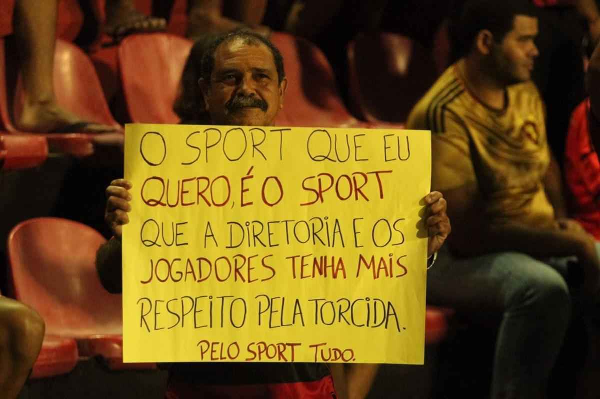 Torcedor do Sport leva sal grosso para tirar 'zica' do time no Campeonato Brasileiro