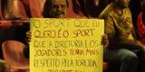 Torcedor do Sport leva sal grosso para tirar 'zica' do time no Campeonato Brasileiro