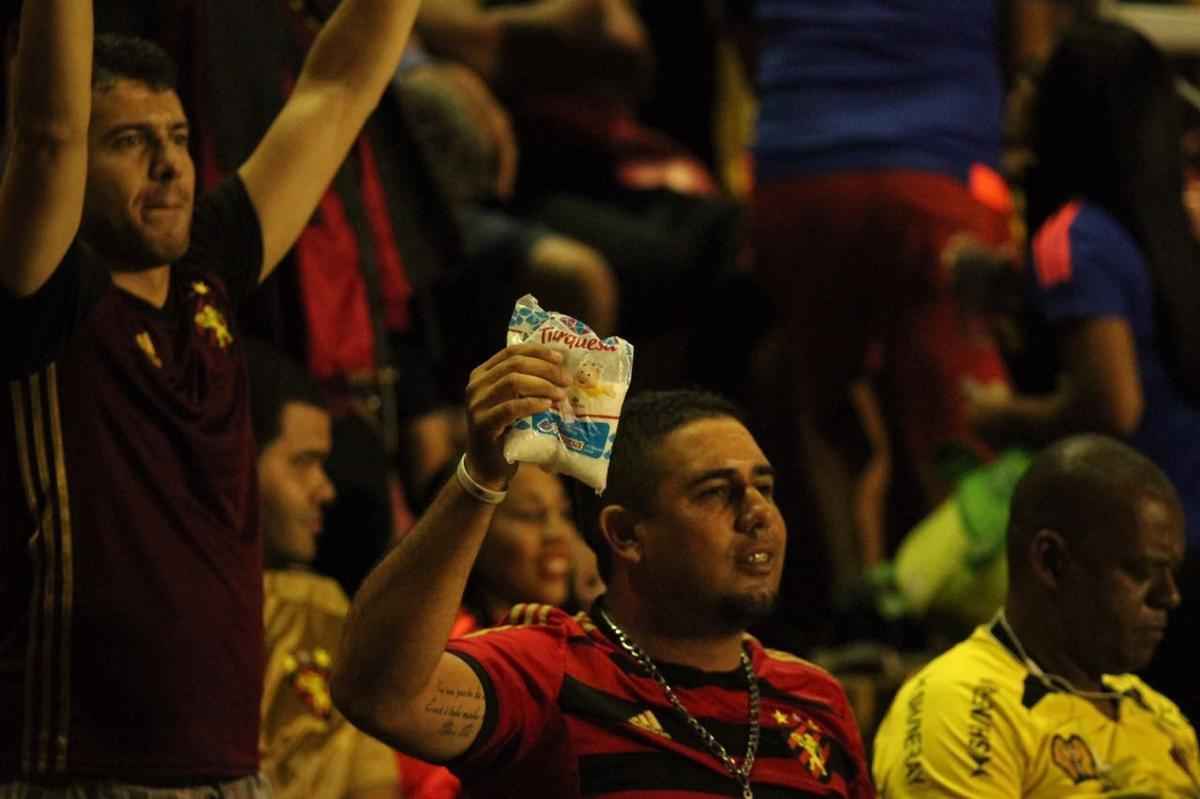 Torcedor do Sport leva sal grosso para tirar 'zica' do time no Campeonato Brasileiro