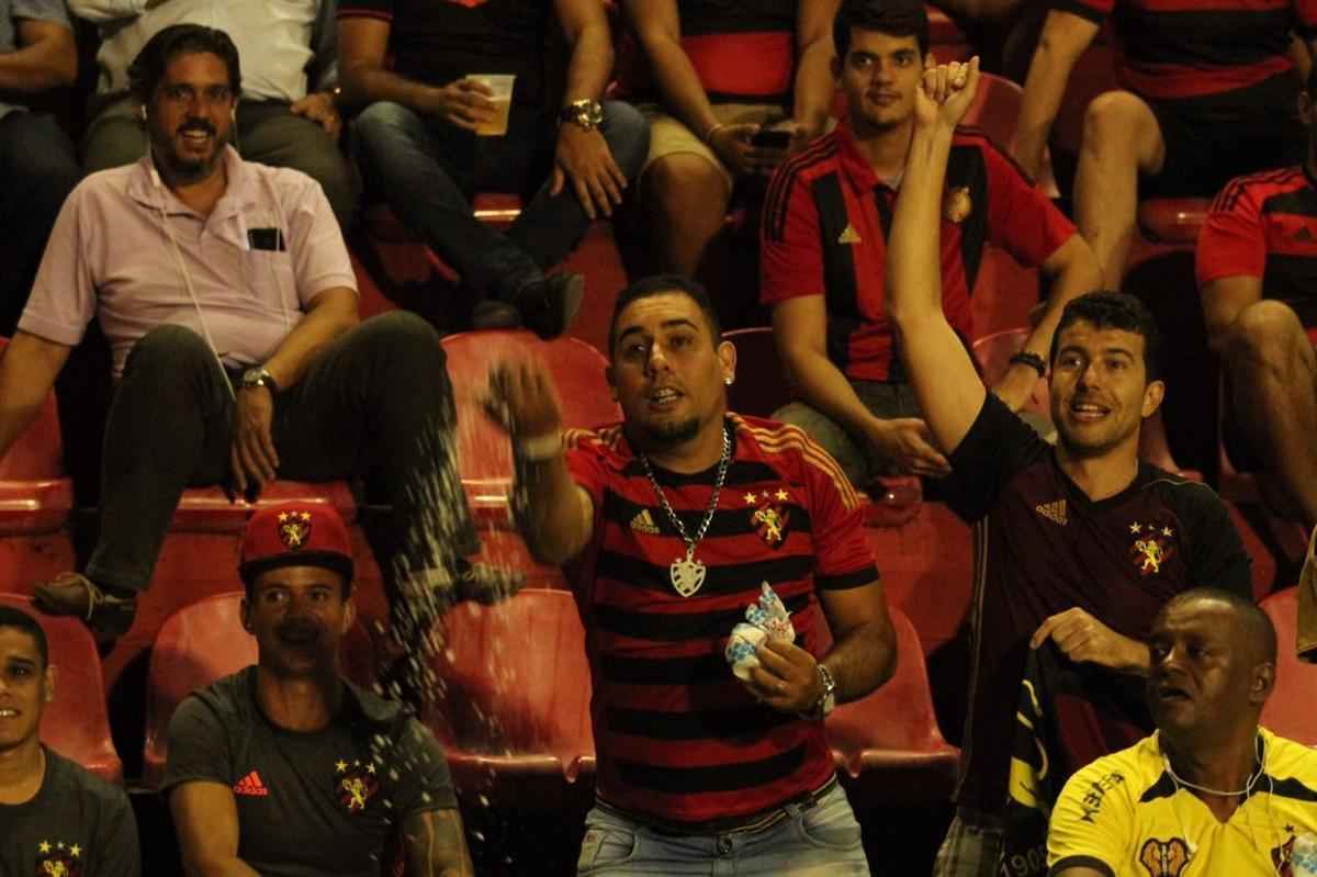 Torcedor do Sport leva sal grosso para tirar 'zica' do time no Campeonato Brasileiro