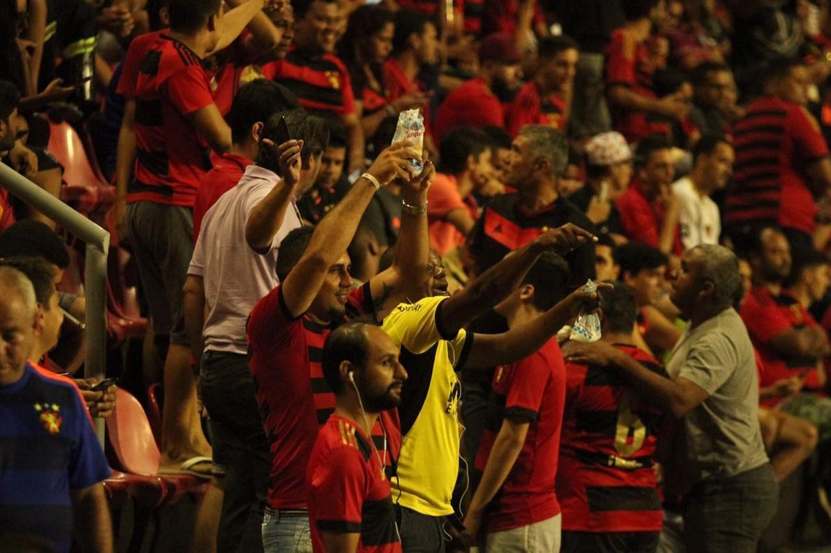 Torcedor do Sport leva sal grosso para tirar 'zica' do time no Campeonato Brasileiro