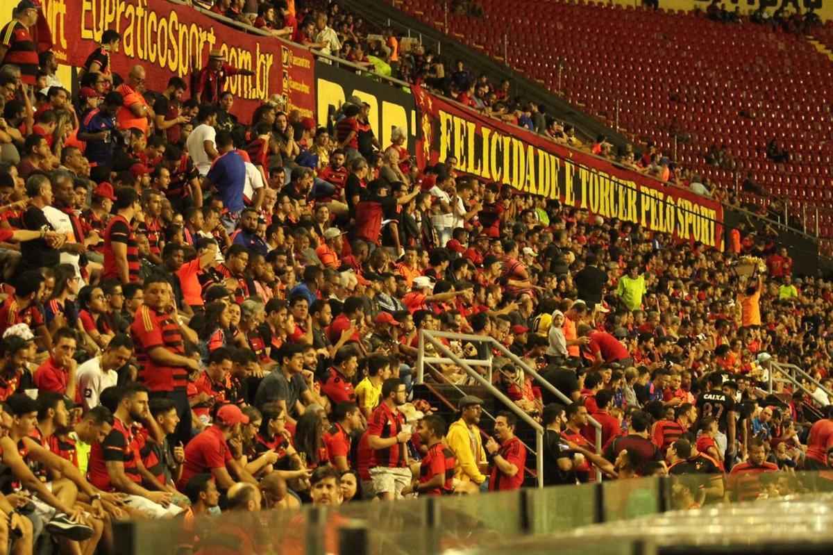 Torcedor do Sport leva sal grosso para tirar 'zica' do time no Campeonato Brasileiro