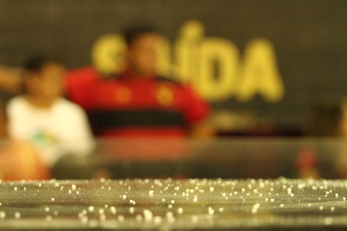 Torcedor do Sport leva sal grosso para tirar 'zica' do time no Campeonato Brasileiro