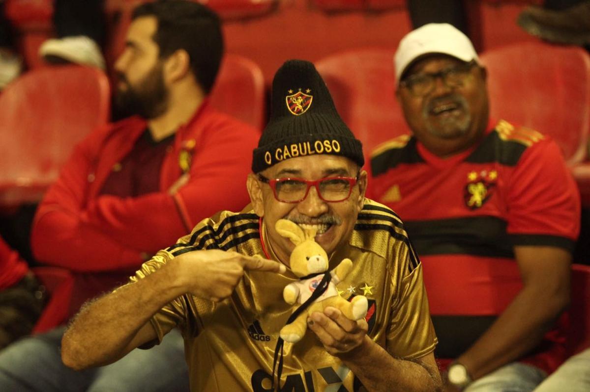 Torcedor do Sport leva sal grosso para tirar 'zica' do time no Campeonato Brasileiro