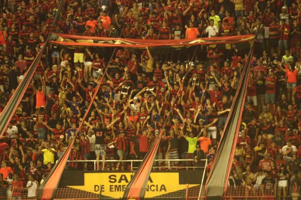 Torcedor do Sport leva sal grosso para tirar 'zica' do time no Campeonato Brasileiro