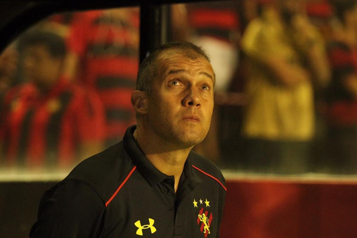 Torcedor do Sport leva sal grosso para tirar 'zica' do time no Campeonato Brasileiro