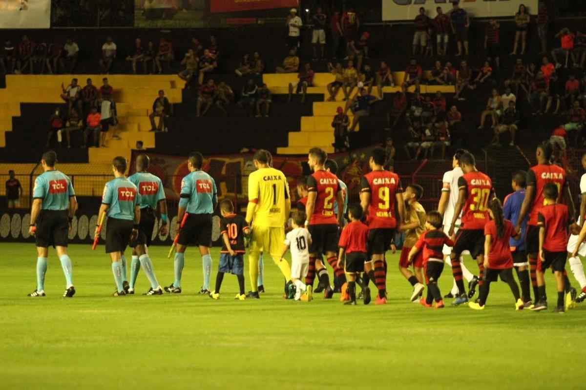 Torcedor do Sport leva sal grosso para tirar 'zica' do time no Campeonato Brasileiro
