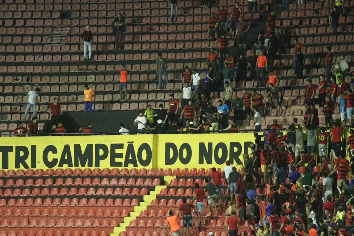 No intervalo, torcedores do Sport chegaram a brigar entre si na Ilha do Retiro
