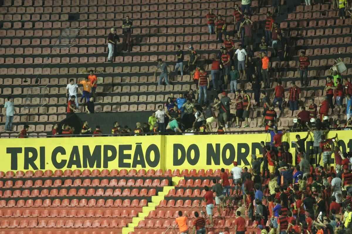 No intervalo, torcedores do Sport chegaram a brigar entre si na Ilha do Retiro