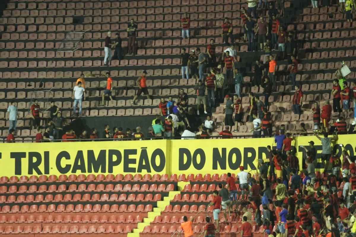 No intervalo, torcedores do Sport chegaram a brigar entre si na Ilha do Retiro