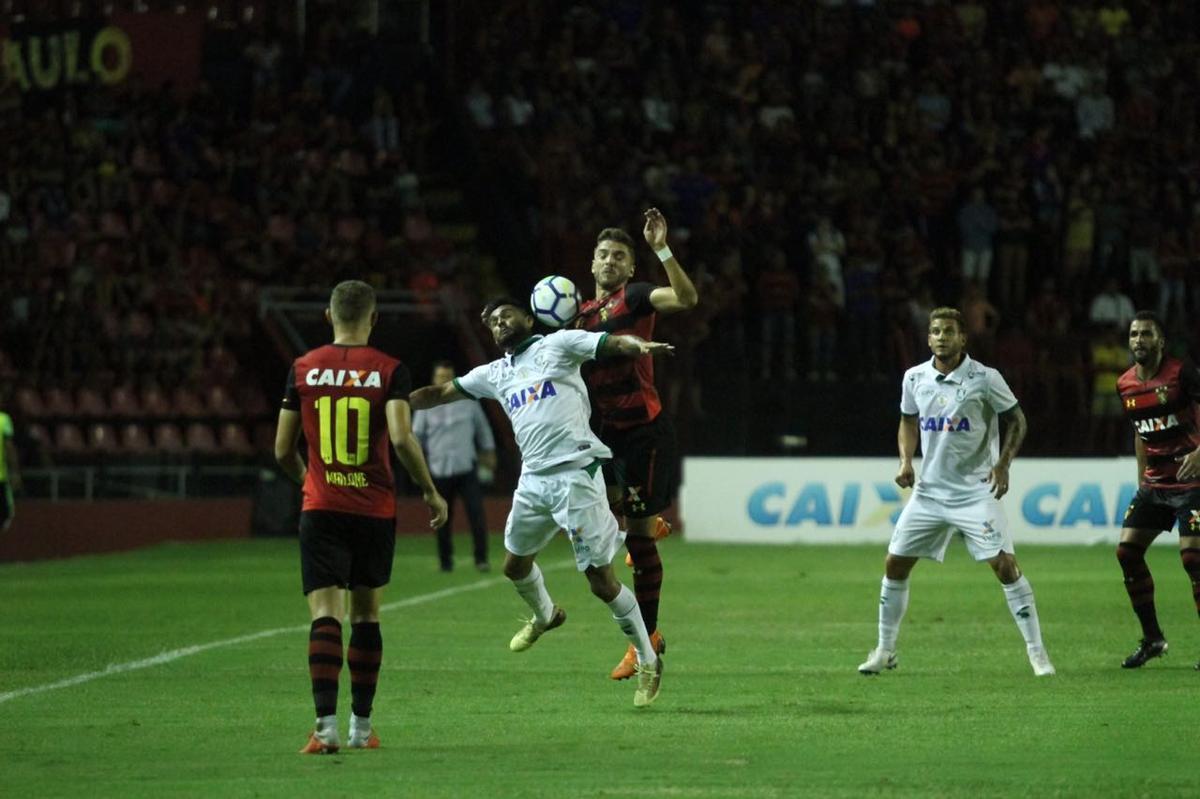 No intervalo, torcedores do Sport chegaram a brigar entre si na Ilha do Retiro