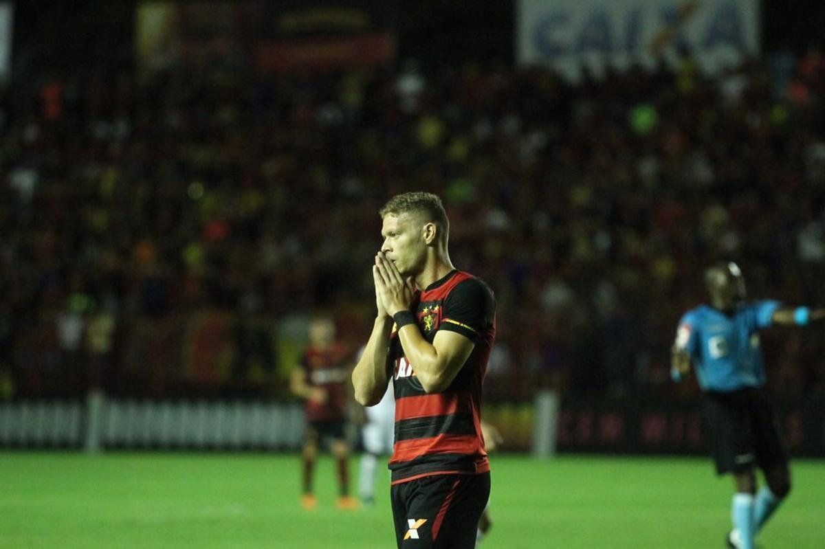 No intervalo, torcedores do Sport chegaram a brigar entre si na Ilha do Retiro