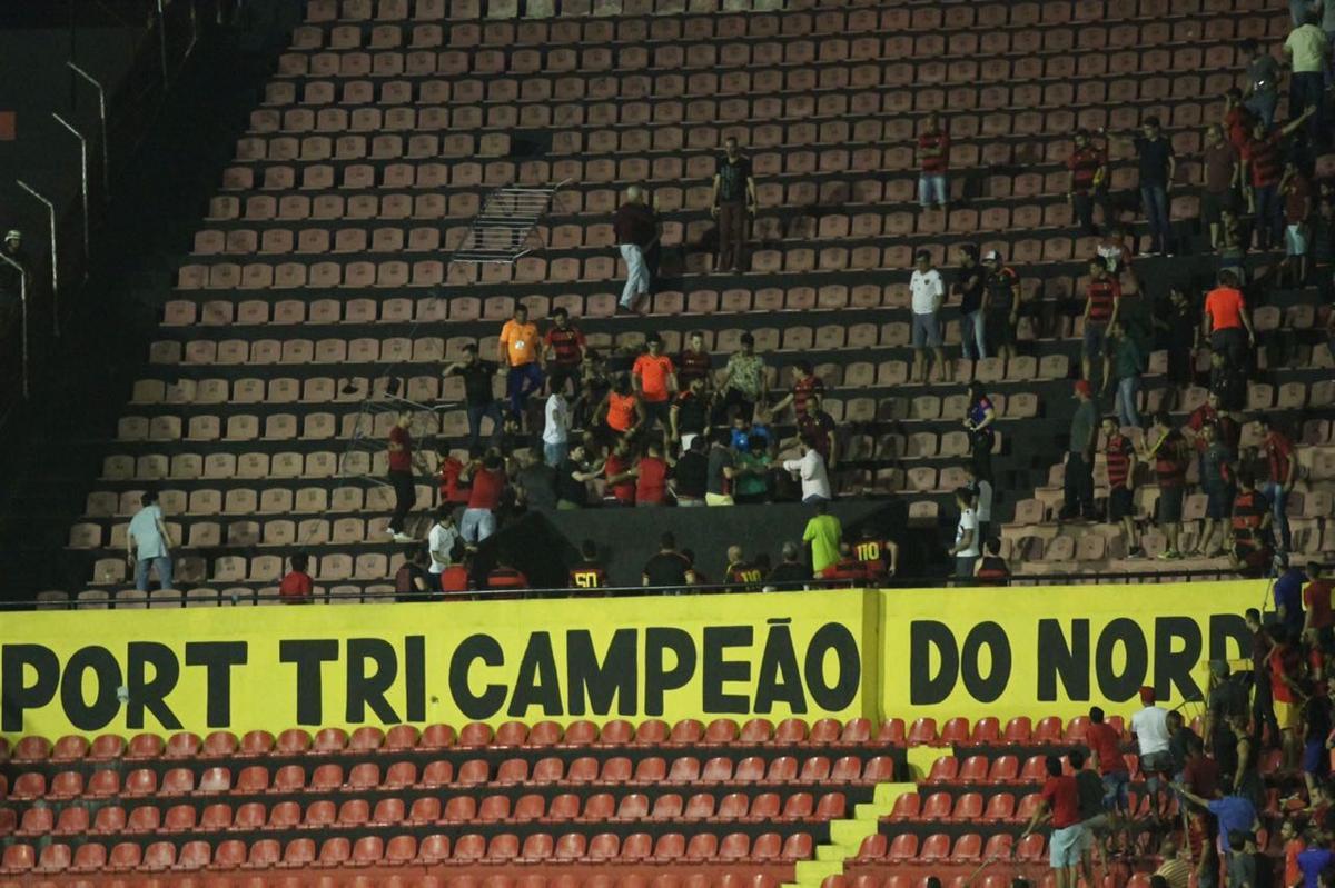 No intervalo, torcedores do Sport chegaram a brigar entre si na Ilha do Retiro