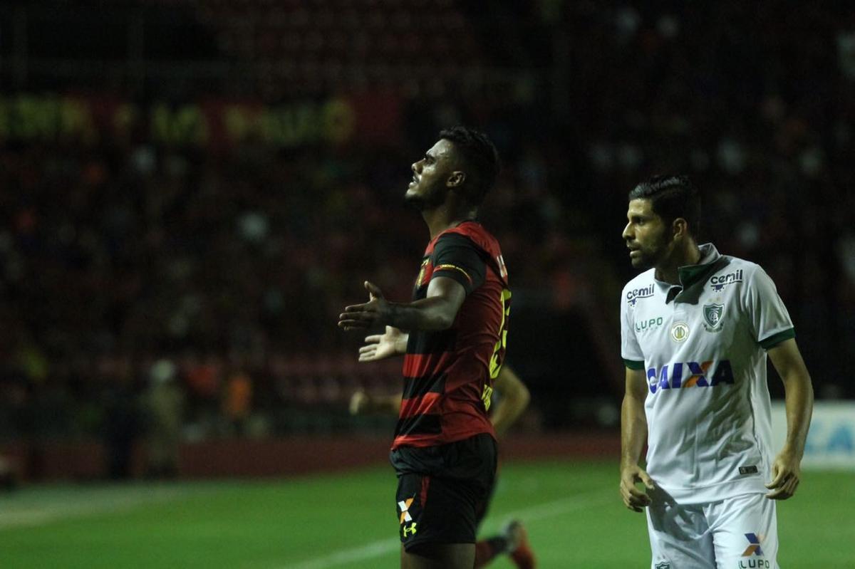 No intervalo, torcedores do Sport chegaram a brigar entre si na Ilha do Retiro