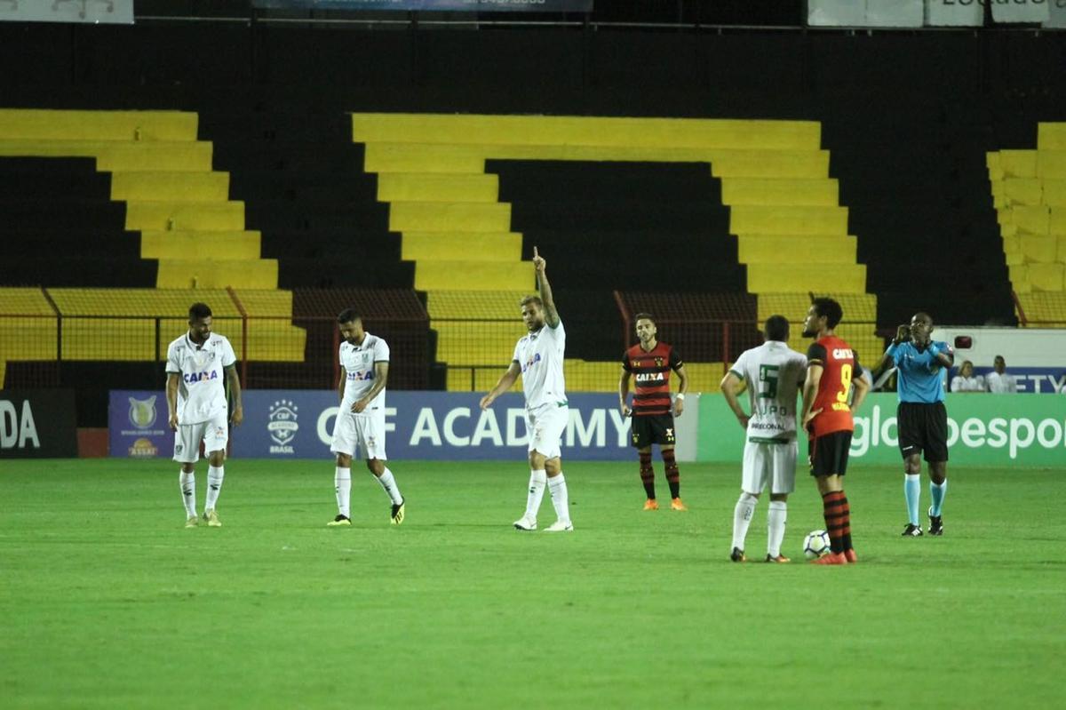 Com derrota do Sport, torcedor invade campo e time pode ser punido