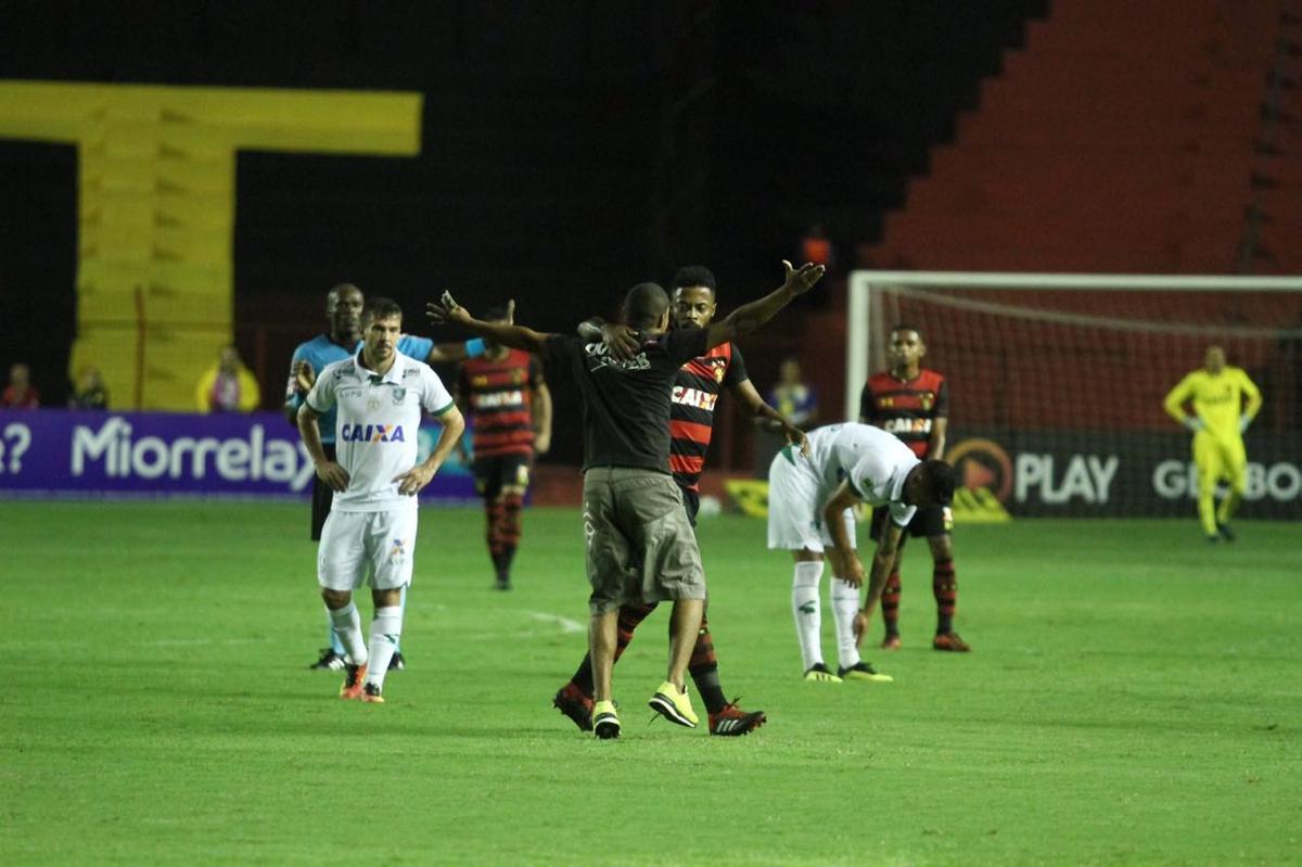 Com derrota do Sport, torcedor invade campo e time pode ser punido