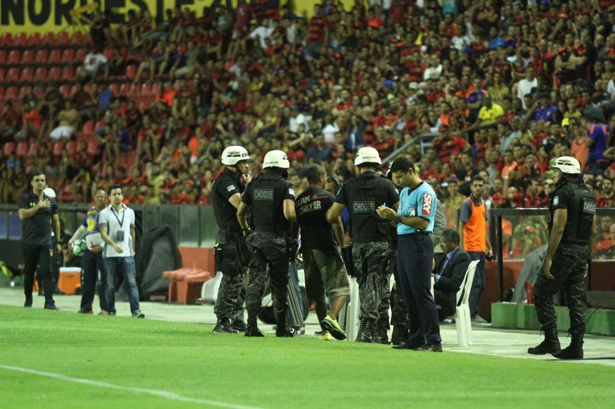 Com derrota do Sport, torcedor invade campo e time pode ser punido