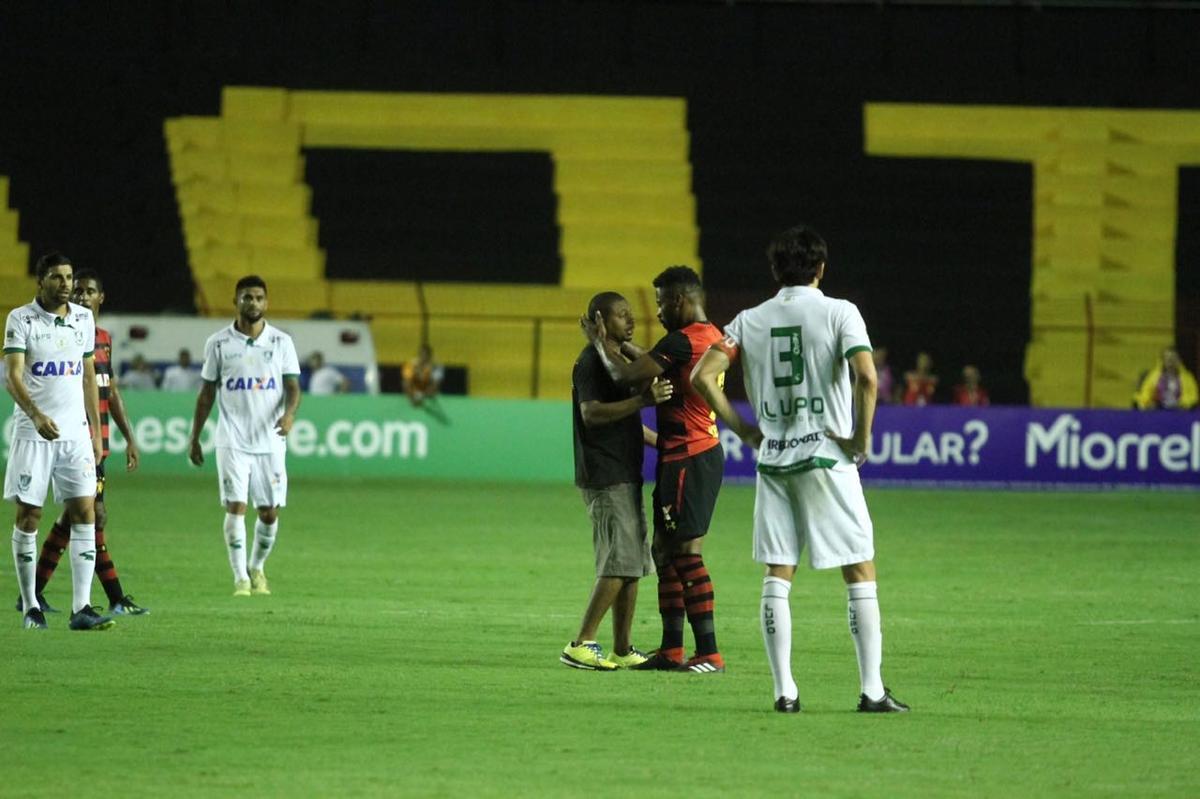 Com derrota do Sport, torcedor invade campo e time pode ser punido