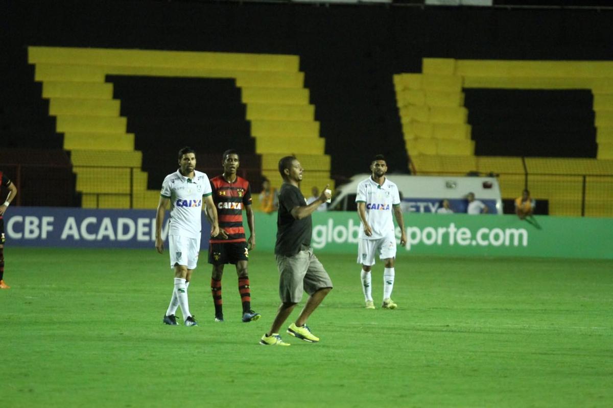 Com derrota do Sport, torcedor invade campo e time pode ser punido