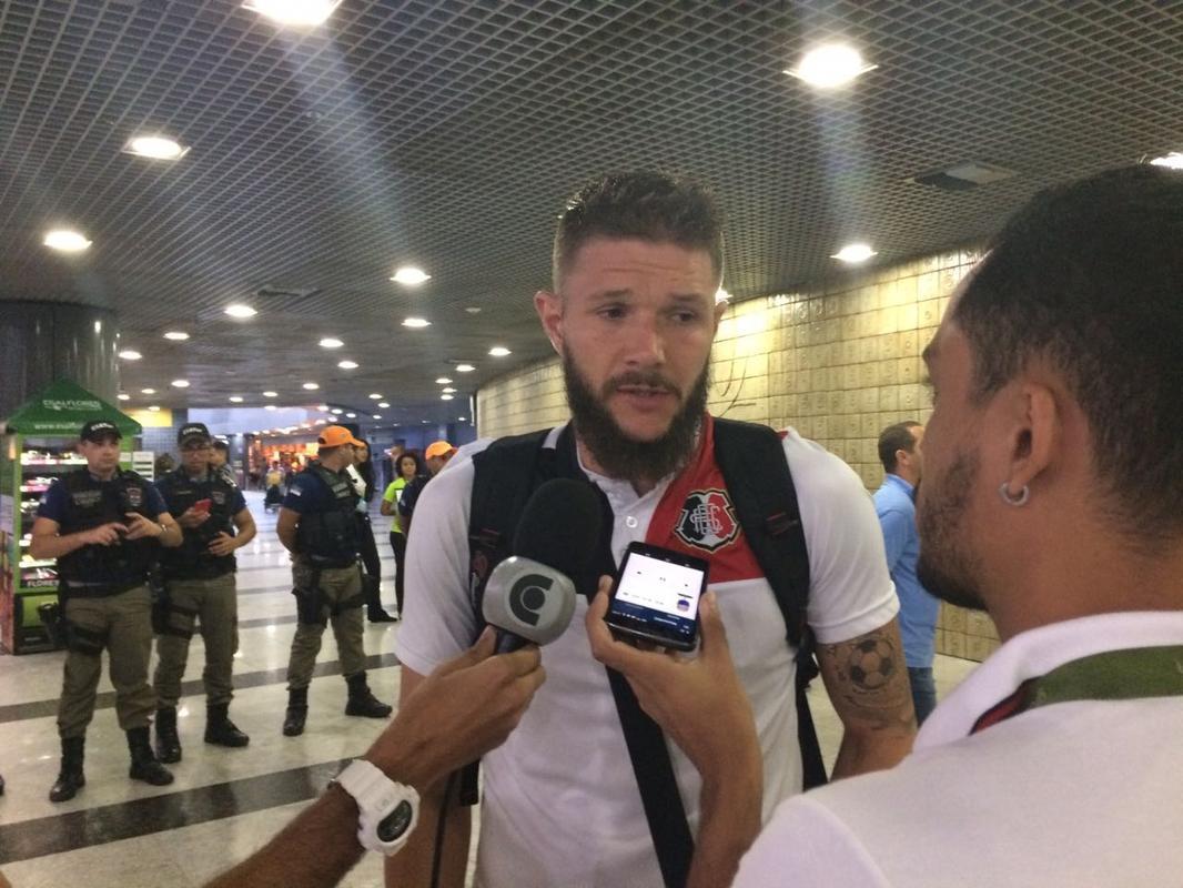 Jogadores, tcnicos e dirigentes do Santa Cruz voltaram ao Recife nesta manh. Dirigentes j pensam em projetos para 2019  