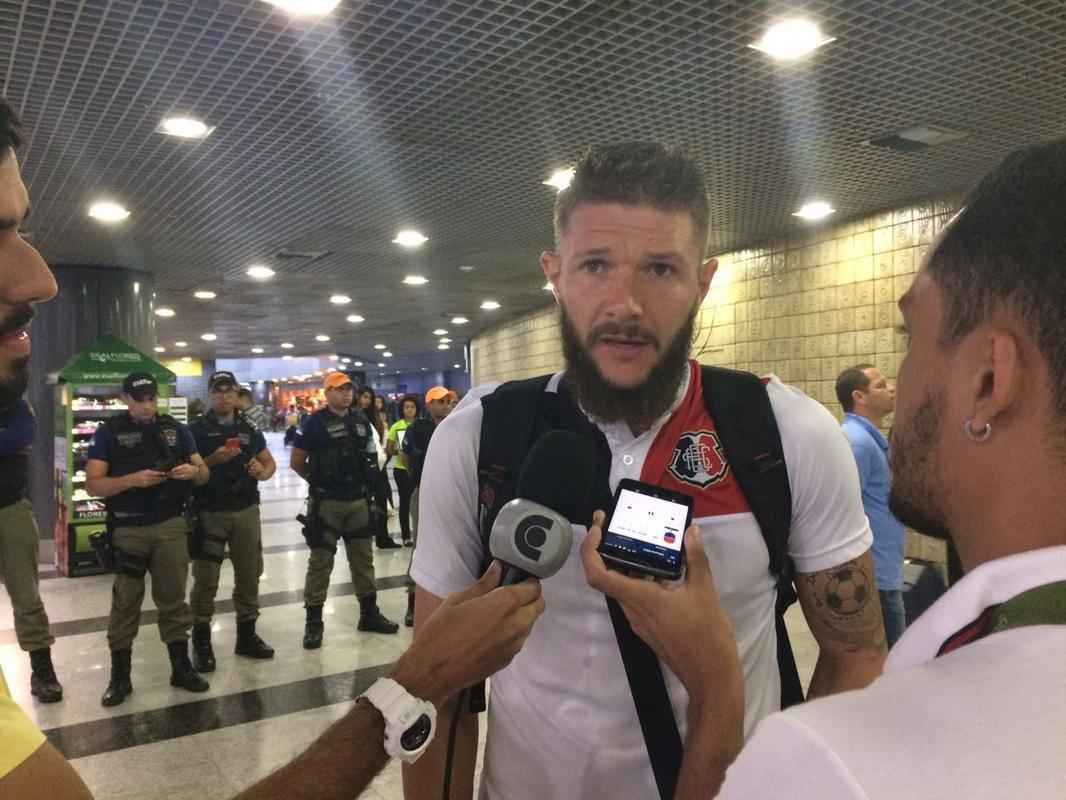Jogadores, tcnicos e dirigentes do Santa Cruz voltaram ao Recife nesta manh. Dirigentes j pensam em projetos para 2019  