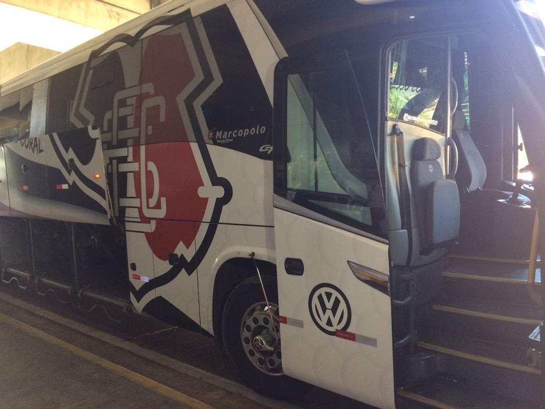 Jogadores, tcnicos e dirigentes do Santa Cruz voltaram ao Recife nesta manh. Dirigentes j pensam em projetos para 2019  