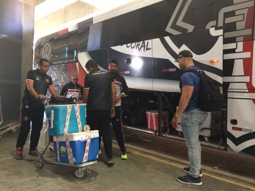 Jogadores, tcnicos e dirigentes do Santa Cruz voltaram ao Recife nesta manh. Dirigentes j pensam em projetos para 2019  