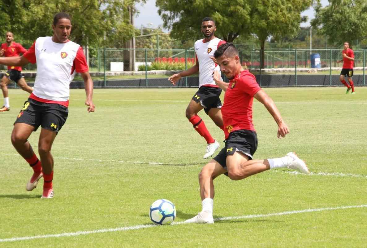 Atletas do elenco profissional retomaram as atividades aps a derrota contra o Botafogo, no Rio de Janeiro 